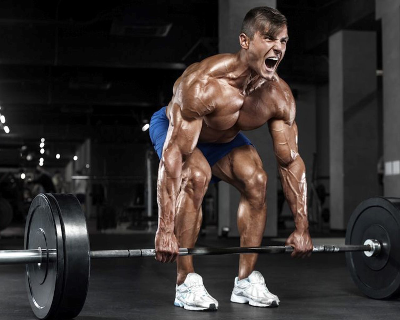 athlte-soulevant-des-poids-lourds-avec-des-muscles-clairement-dfinis