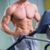 athlte-effectuant-un-entranement-cardio-intense-avec-des-muscles-dfinis