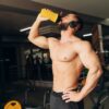 homme-au-repos-avec-shake-protin-dtendu
