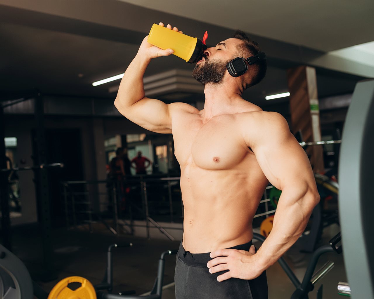 homme-au-repos-avec-shake-protin-dtendu