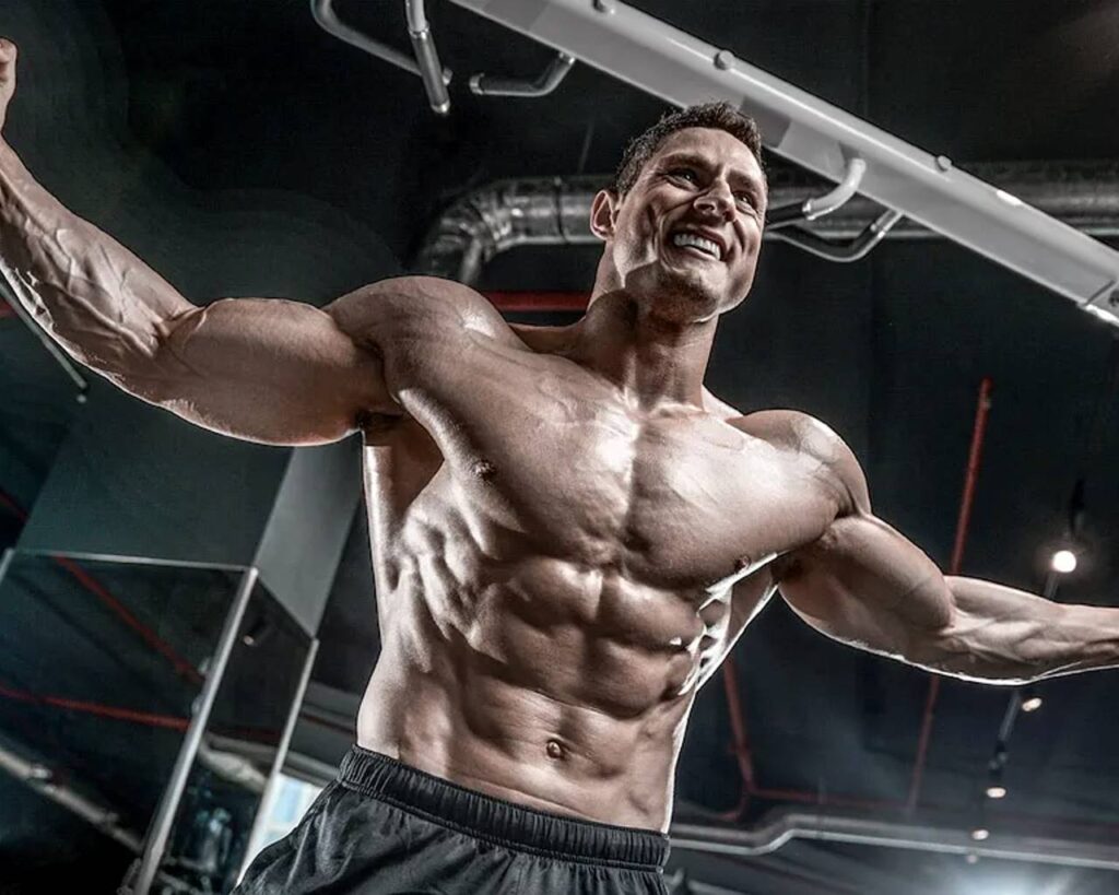 homme-fort-sentranant-dans-le-gymnase