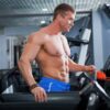 un-athlte-court-sur-la-piste-avec-des-muscles-clairement-toniques
